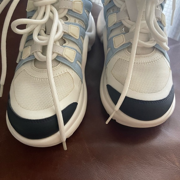 Louis Vuitton - Picture 3 of 7